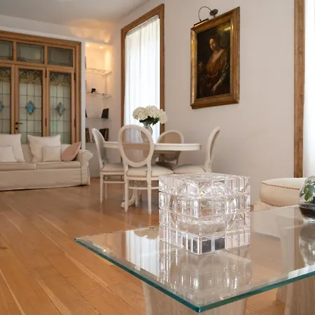 Art Atelier Vitelleschi דירה